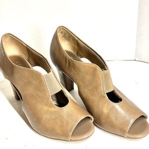 Life Stride Simply Comfort Nude Taupe Peep Toe Heels Cut out Elastic Comfort 7W